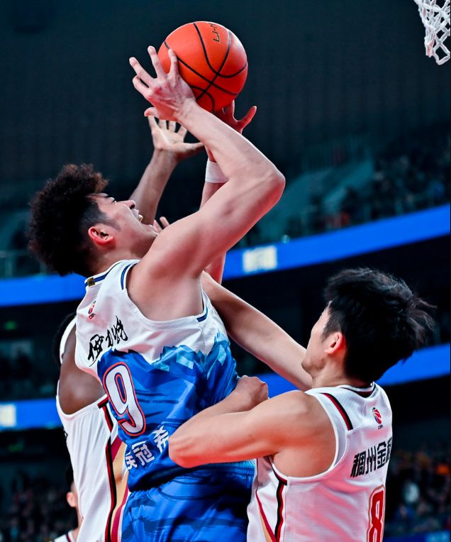 波尔图发布备战花絮；今晨豪取连胜；荷甲任务艰巨；阵容厚度经受考验的简单介绍